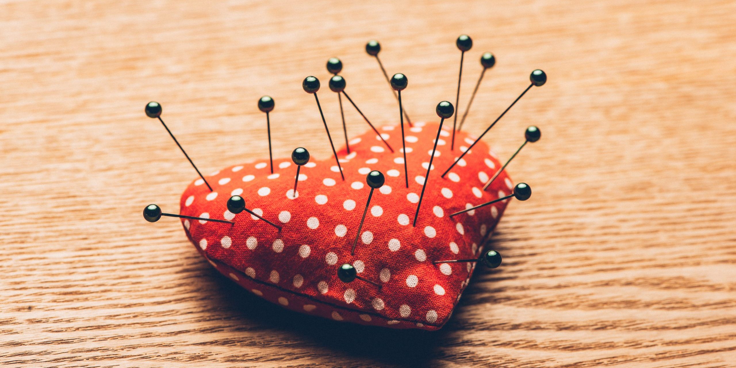 Close-up,Heart,And,Needles,On,Wooden,Background.,Vintage,Style.,Valentines